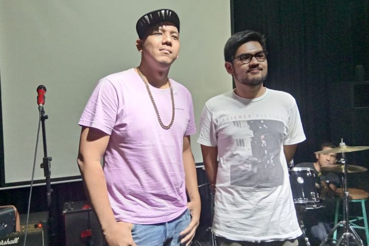 (kiri) toRa dan Dylan Amirio dari Lost Logic dalam jumpa pers perilisan mini album kompilasi bertajuk The Beg Leap di Guitar Freaks, Fatmawati, Jakarta Selatan, Rabu (31/10/2018).