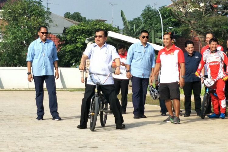 Wakil Presiden RI Jusuf Kalla (JK) mencoba naik sepeda BMX di venue Asian Games, Pulomas, Jakarta Timur, Jumat (29/6/2018). 