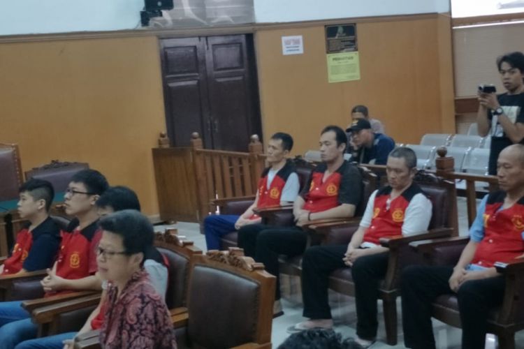 Delapan warga negara Taiwan yang menjadi terdakwa dalam kasus penyelundupan satu ton sabu-sabu menjalani sidang pembacaan replik dari jaksa di Pengadilan Negeri Jakarta Selatan, Kamis (5/4/2018).