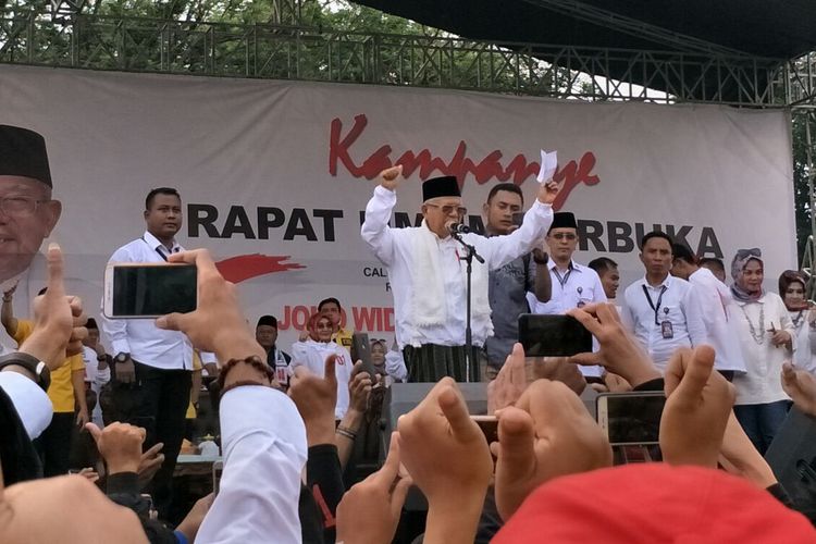 Calon wakil presiden nomor urut 01 Maruf Amin berkampanye di Lapangan Ciampea, Kabupaten Bogor, Jumat (5/4/2019). 