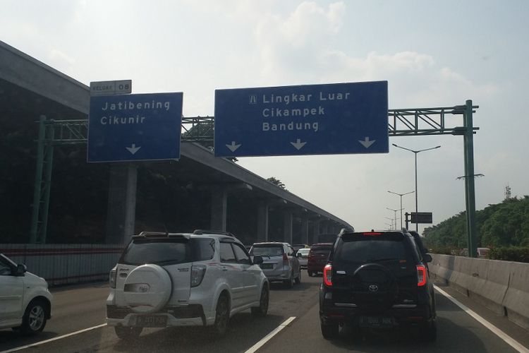 Kemacetan lalu lintas di Tol Jakarta-Cikampek pada Sabtu (16/6/2018) siang.