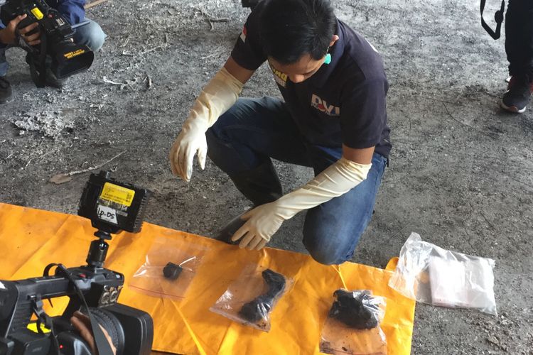 Tim DVI Polri dan jajaran Polres Metro Tangerang menggelar olah TKP di lokasi pabrik mercon yang terbakar, Kosambi, Kabupaten Tangerang, Senin (30/10/2017). Dalam olah TKP ini, ditemukan sejumlah benda yang diduga tulang manusia. 