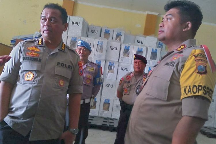 Kabid Humas Polda Jawa Timur Kombes Frans Barung Mangera (kiri), didampingi Kapolres Jombang AKBP Fadli Widiyanto, saat melakukan pemantauan pengamanan gudang KPU Jombang, Rabu (24/4/2019).