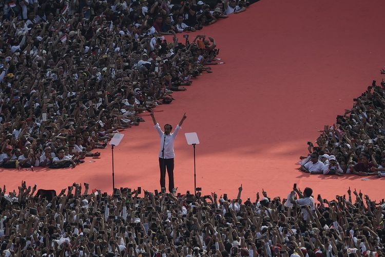  Calon Presiden Nomor urut 01 Joko Widodo (Jokowi) menyapa para pendukung saat mengikuti Konser Putih Bersatu dalam rangka Kampanye Akbar Pasangan Capres no urut 01 di Gelora Bung Karno (GBK), Jakarta, Sabtu (13/4/2019). ANTARA FOTO/Nova Wahyudi/HP.