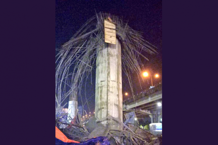 Tiang pancang proyek Tol Becakayu yang rubuh, Selasa (20/2/2018)