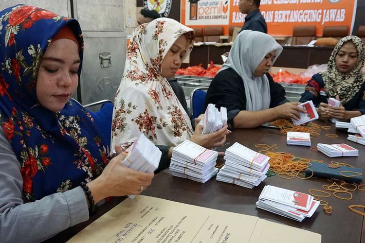Petugas merapikan surat suara sebelum dimasukkan kedalam kotak suara di kantor Komisi Pemilihan Umum (KPU) Kota Gorontalo, Gorontalo, Senin (25/6/2018). KPU Kota Gorontalo akan mendistribusikan kotak suara ke 258 Tempat Pemungutan Suara (TPS) jelang hari pencoblosan Pilwako Gorontalo pada 27 Juni.