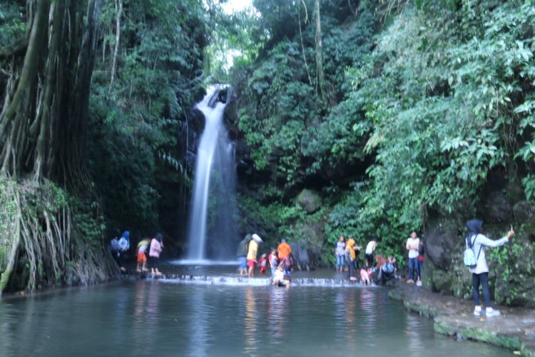 Wisatwan ramai bermain di Curug Putri, salah satu destinasi wisata di Desa Cisantana, Kecamatan Cigugur, Sabtu (23/12/2017). Destinasi ini termasuk salah satu dataran tinggi Kuningan, Jawa Barat.