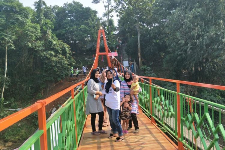 Warga berfoto bersama (selfie) di Jembatan Wiratman Karkasa yang merupakan pengganti jembatan gantung Indiana Jones, Kamis (16/8/2018). Jembatan ini menghubungkan Kelurahan Srengseng Sawah, Jakarta Selatan, dengan Kelurahan Pasir Gunung Selatan, Depok.