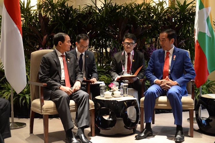 Presiden Joko Widodo menggelar pertemuan bilateral dengan Presiden Myanmar U Win Myint di Hotel Shangri-La, Singapura, Jumat sore 27 April 2018