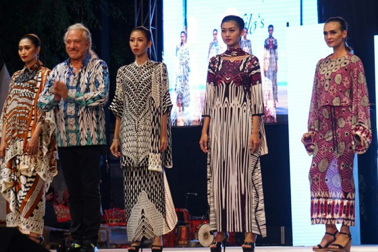 Emilio Migliavacca (kedua dari kiri), desainer asal Italia saat tampil Banyuwangi Batik Festival 2017 di Taman Blambangan Banyuwangi Sabtu Malam (29/7/2017)