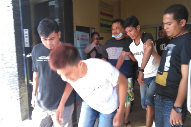 Tersangka Fikri dan Adi yang merupakan spesialis pencurian motor di sejumlah kampus di Palembang. Dari pengakuan keduanya, mereka telah berhasil mencuri sebanyak 23 motor d kampus dengan menyamar sebagai mahasiswa, Rabu (5/9/2018).
