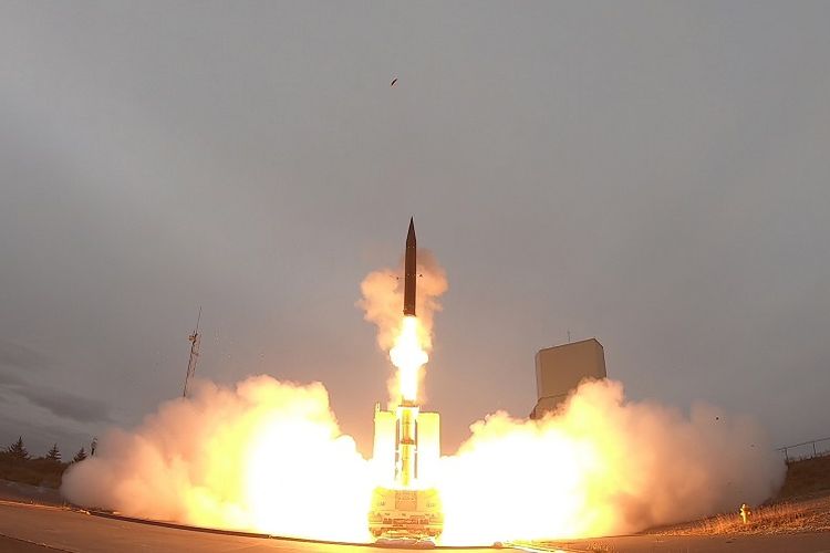 Peluncuran rudal supersonik anti-balistik Arrow-3 milik Israel, bekerja sama dengan AS, dalam uji coba di Alaska.