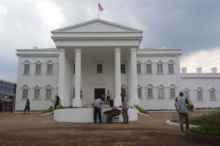 Bangunan mirip White House atau Gedung Putih Amerika Serikat yang ada di The Legend Star, Jatim Park 3, Kota Batu, Jawa Timur, Jumat (29/12/2017).