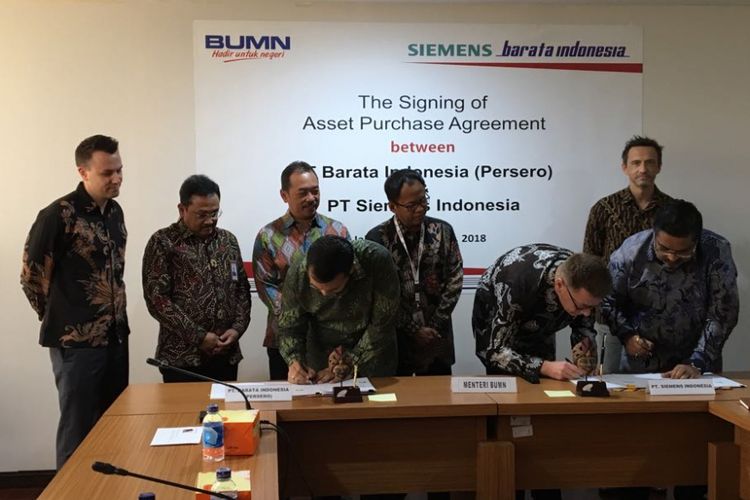 Suasana penandatanganan asset purchase agreement antara PT Barata Indonesia (Persero) dengan PT Siemens Indonesia dalam rangka akuisisi pabrik Siemens Power dan Gas Turbine Components oleh Barata di gedung Kementerian BUMN, Kamis (2/8/2018).