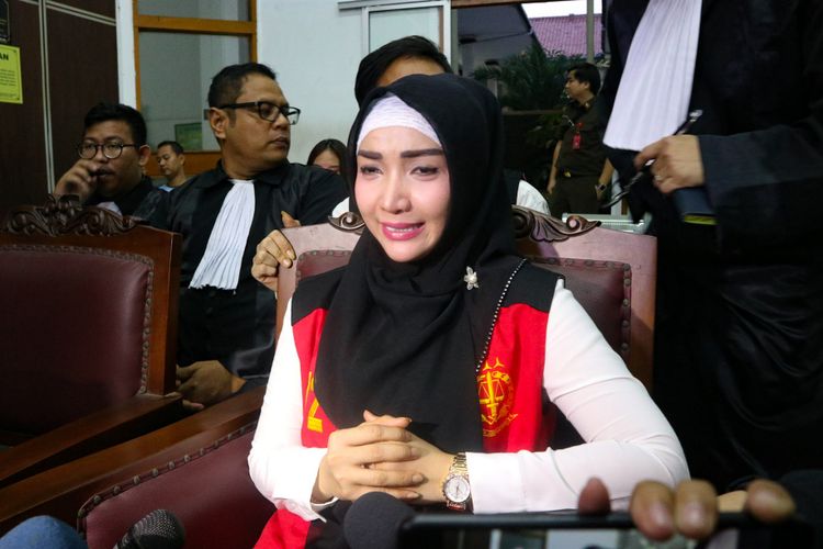 Artis Roro Fitria menangis mengenang almarhum ibu di Pengadilan Negeri Jakarta Selatan, Rabu (17/10/2018).