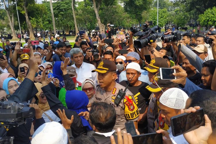 Massa aksi berkumpul di Lapangan Banteng, Kamis (9/5/2019). Mereka berencana unjuk rasa ke Kantor KPU.