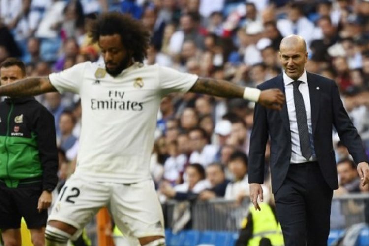 Zinedine Zidane memerhatikan pergerakan Marcelo pada pertandingan Real Madrid vs Celta Vigo dalam lanjutan La Liga Spanyol di Stadion Santiago Bernabeu, 16 Maret 2019.