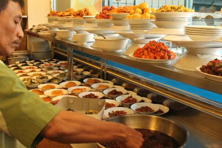 Banyak pilihan menu tersedia di Restoran Padang.
