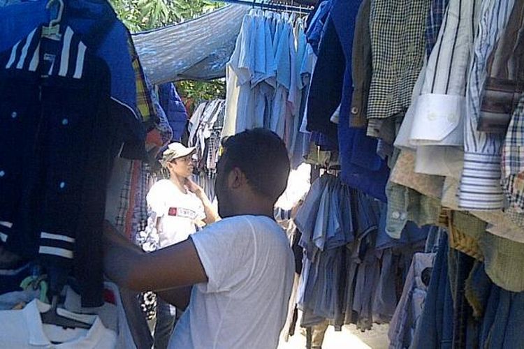 Aktivitas penjualan pakaian bekas di Pasar Gembong Surabaya. 