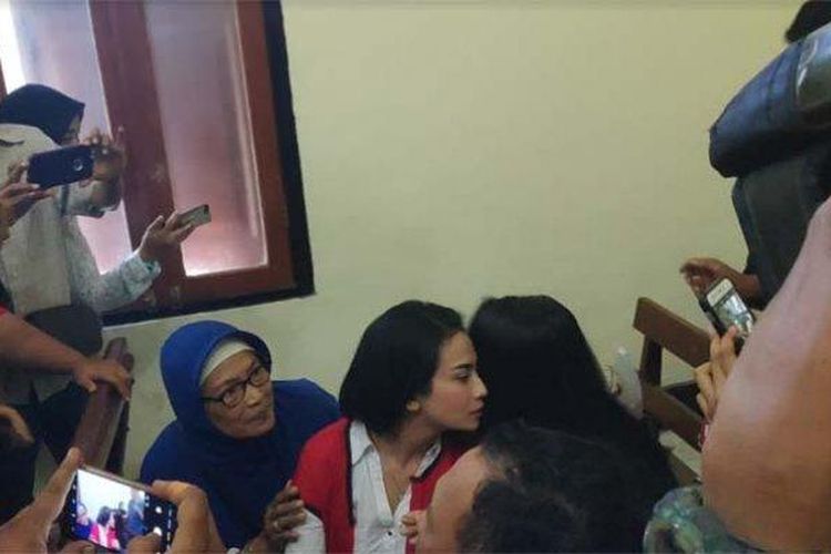 Vanessa Angel sebelum jalani sidang tuntutan di PN Surabaya, Senin, (17/6/2019).
