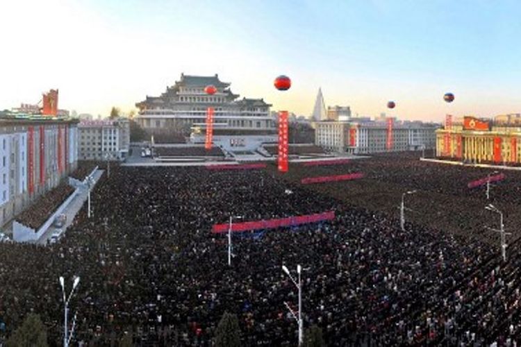 Foto yang diambil kantor berita Korut KCNA pada 1 Desember 2017 memperlihatkan ribuan rakyat memadati Lapangan Kim Il Sung. Mereka merayakan keberhasilan peluncuran misil balistik antar-benua, Hwasong-15, Rabu (29/11/2017)