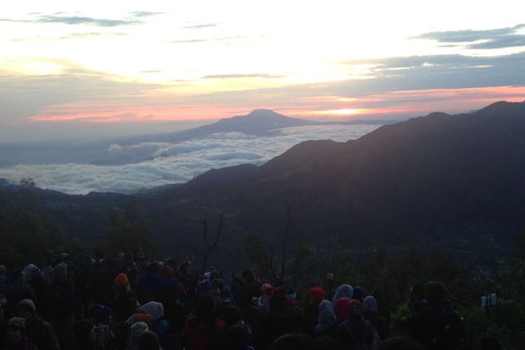Bukit Sikunir, di Desa Sembungan, Kecamatan Kejajar, Kabupaten Wonosobo, Jawa Tengah menjadi destinasi favorit wisatawan, Selasa (20/3/2018).