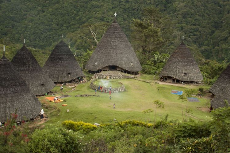 Desa Adat Wae Rebo di Kabupaten Manggarai, Nusa Tenggara Timur. Untuk mencapai desa itu tidak mudah, wisatawan harus mendaki sejauh 7 km selama kurang lebih 4 jam.