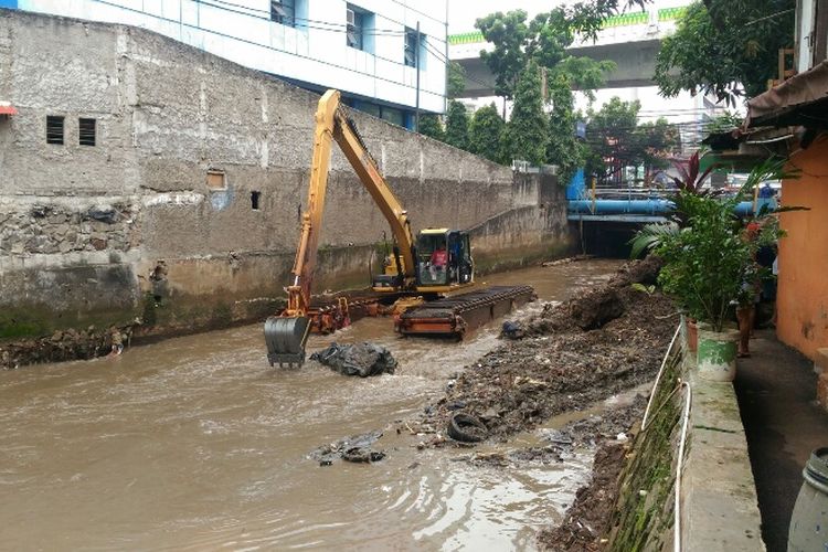 Alat berat melakukan pengerukan Kali Krukut, Rabu (15/11/2017).