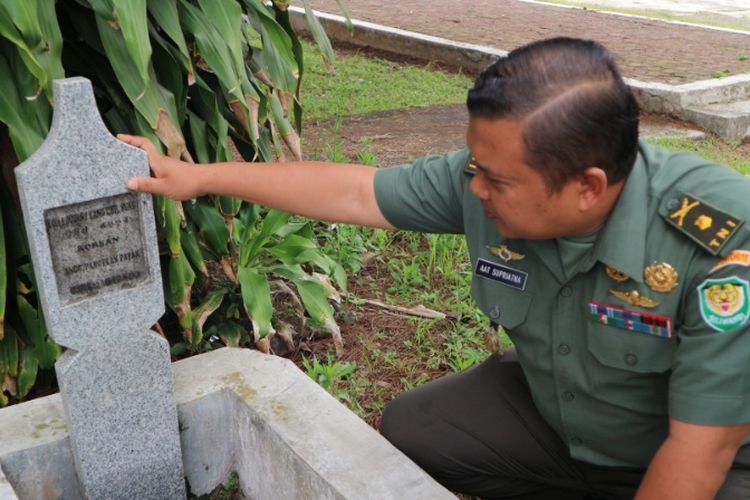 Kasdim 0611 Garut Mayor Infanteri Aat Supriatna saat mengunjungi makam Komarudin alias Yang Chil Seong alias Tanagawa di Taman Makam Pahlawan Tenjolaya. Tarogong Kidul, Garut.