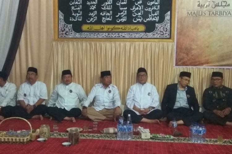 Calon-calon gubernur Jawa Barat dan Wakil Ketua DPD RI duduk bersama di Majelis Tarbiyah dalam acara menyambut tahun baru Islam Rabu (20/09/2017)