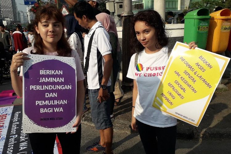 Kelompok Jaringan Muda Setara menggelar aksi solidaritas terhadap korban perkosaan gadis berinisial WA (15) di Jambi. Mereka membuka dukungan petisi tanda tangan di bundaran Hotel Indonesia pada Minggu (5/8/2018).