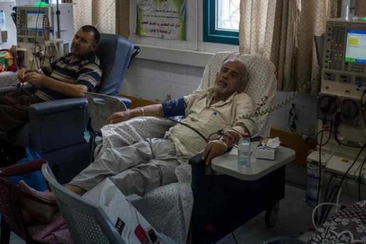 Pasien menjalani perawatan cuci darah di sebuah rumah sakit di Gaza.