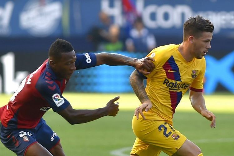 Carles Perez (kanan) dijaga Pervis Estupinan dalam pertandingan Osasuna vs Barcelona di Stadion El Sadar dalam lanjutan Liga Spanyol, 31 Agustus 2019.