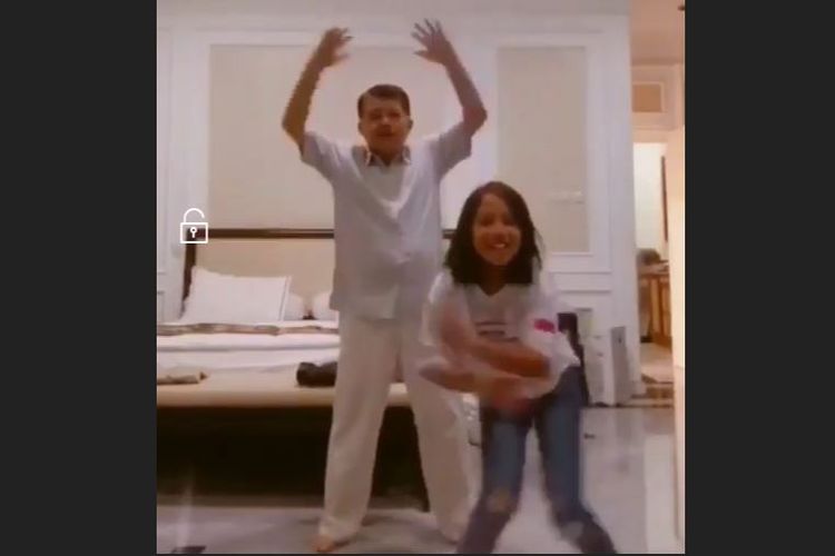 Wakil Presiden, Jusuf Kalla terlihat berjoget dengan sang cucu, Jamila melalui video Tik Tok.