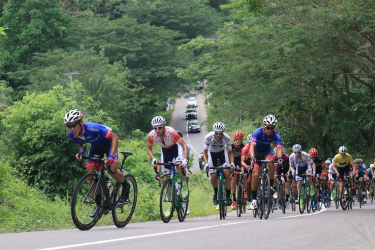 Para pebalap sepeda internasional lomba Tour de Molvccas saat beradu kecepatan di lintasan tanjakan yang berada di hutan Desa Bula, Kabupaten Seram Bagian Timur, Maluku, Rabu (20/9/2017) Kontributor Ambon, Rahmar Rahman Patty