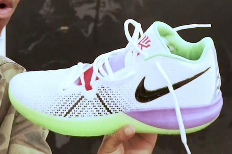 Sepatu kiri Nike Kyrie Core Toy Story menggunakan karakter Buzz Lightyear.