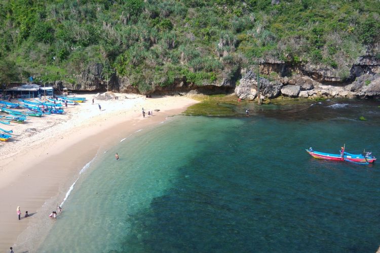 Nelayan Pantai Gesing, Kecamatan Panggang, Gunungkidul, DI Yogyakarta saat akan merapat ke pantai, Kamis (13/12/2018).