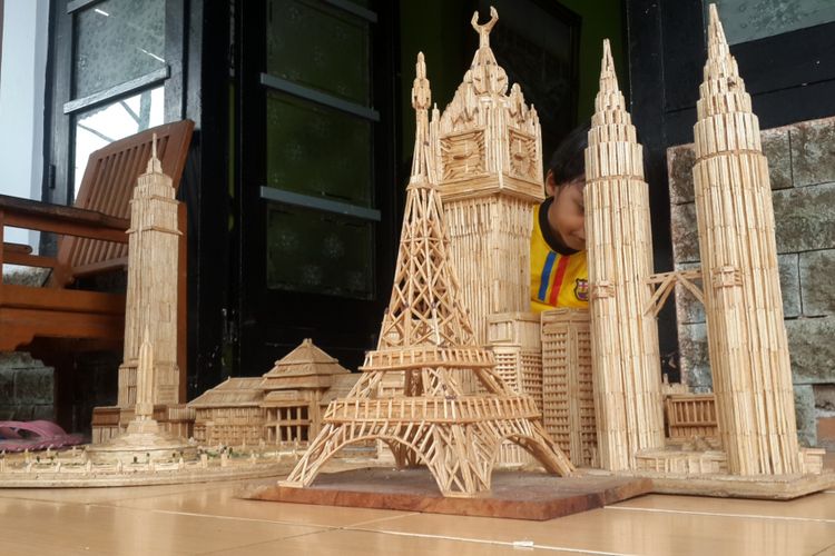 Miniatur Empire State Amerika Serikat, Menara Eiffel Paris, Tower Royal Clock Makkah, Petronas Tower Malaysia, dan White House Washington DC yang terbuat dari batang korek api kayu, Rabu (1/11/2017). Miniatur itu dibuat oleh Khilmi Ardiansah.