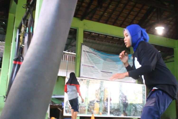 Yuliana (17), atlet Indonesia yang menjadi juara dalam Kejuaraan Dunia Pencak Silat Junior di Thailand pada April 2018, tengah berlatih di Pusat Pendidikan dan Latihan Olahraga Pelajar (PPLP) NTB di Lapangan Lawata, Kota Mataram.(Kompas.com/Fitri Rachmawati) ()