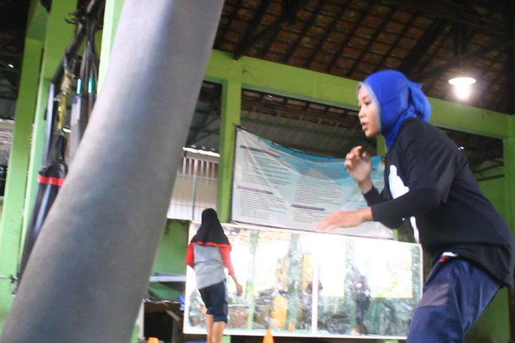 Yuliana (17), atlet Indonesia yang menjadi juara dalam Kejuaraan Dunia Pencak Silat Junior di Thailand pada April 2018, tengah berlatih di Pusat Pendidikan dan Latihan Olahraga Pelajar (PPLP) NTB di Lapangan Lawata, Kota Mataram.