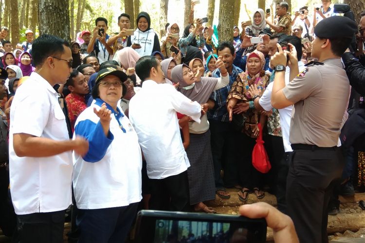 Presiden Joko Widodo menyempatkan diri Berswafoto bersama Masyarakat seusai menghadiri Festival Kesatuan  Pengelolaan Hutan (KPH) tingkat Nasional dan Pameran Usaha Kehutanan di hutan pinus Desa Mangunan, Dlingo, Bantul, Yogyakarta. Jumat (28/9/2018).
