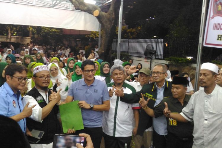 Calon wakil presiden nomor urut 02 Sandiaga Salahuddin Uno mendapatkan dukungan dari caleg PBB di Sekretariat Nasional Prabowo-Sandi, Jakarta, Kamis (22/11/2018).