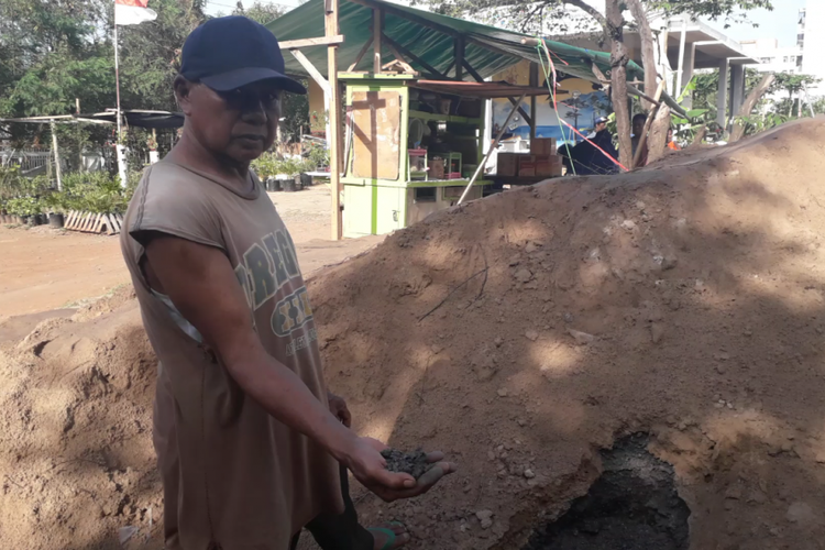 Warga menunjukkan butiran pasir yang diduga merupakan limbah minyak kelapa sawit di Marunda, Jakarta Utara, Jumat (4/1/2019).