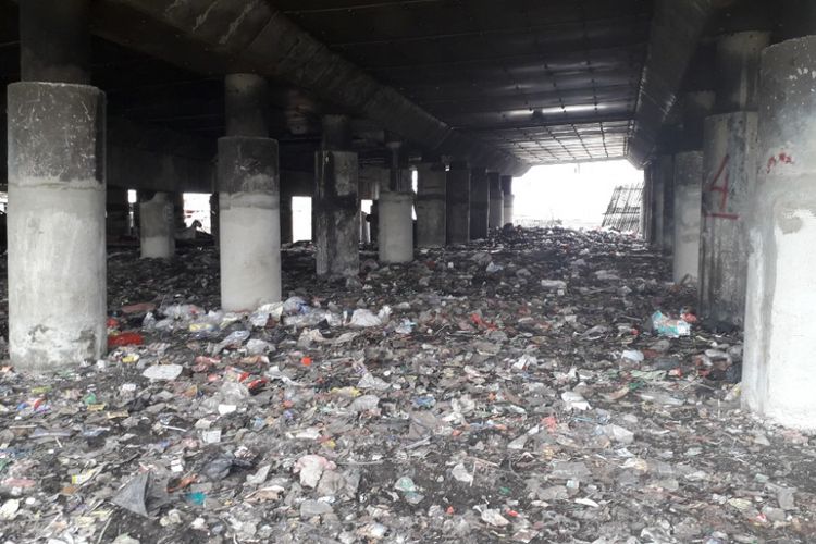 Kondisi kolong Tol Ir Wiyoto Wiyono di Papanggo yang kotor dengan sampah, Kamis (17/1/2019).