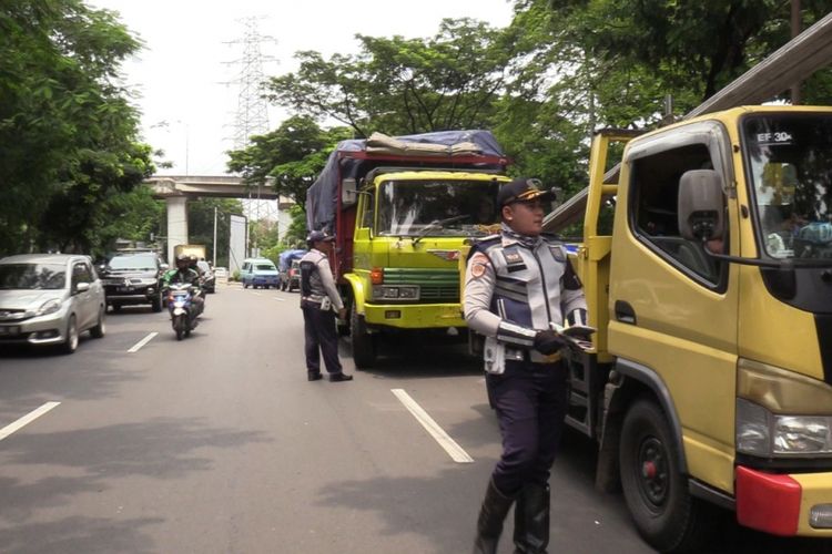 Petugas Sudinhub Jakarta Utara menindak pelanggar lalu lintas dalam Operasi Lintas Jaya, Selasa (12/2/2019).