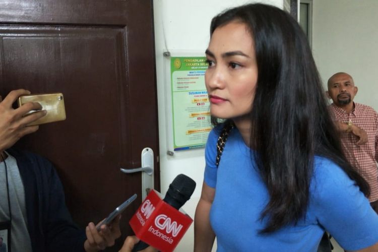 Atiqah Hasiholan di Pengadilan Negeri Jakarta Selatan saat hadiri sidang lanjutan Ratna Sarumpaet, Rabu (6/3/2019).