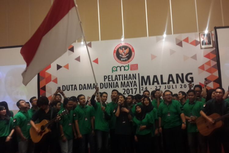 Penyanyi Kikan saat bernyanyi bersama duta damai BNPT di Hotel Ijen Suites, Kota Malang, Kamis (27/7/2017)