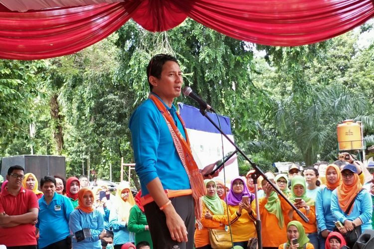 Wakil Gubernur DKI Jakarta Sandiaga Uno memberikan sambutan dalam peringatan Hari Kesehatan Nasional di Taman Margasatwa Ragunan, Jakarta Selatan, Sabtu (25/11/2017).