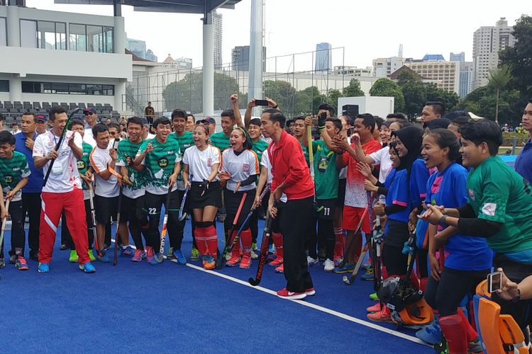 Presiden Jokowi meresmikan Lapangan Hoki, Lapangan Sepakbola ABC, Lapangan Panahan dan Stadion Renang di Gelora Bung Karno, Jakarta, Sabtu (2/11/2017). 