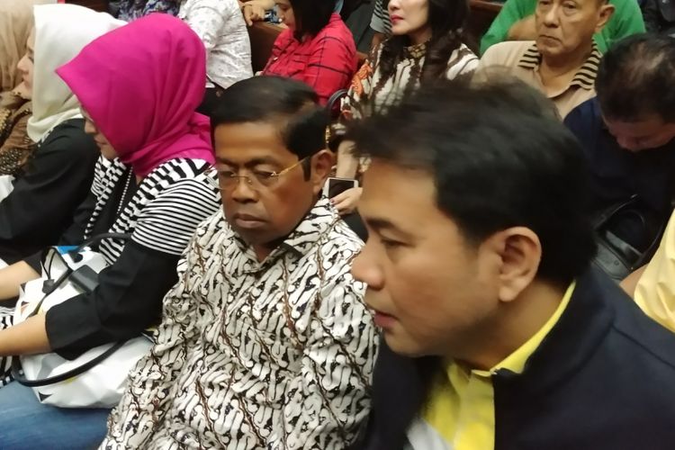 Plt Ketua Umum Partai Golkar Idrus Marham dan Ketua DPP Partai Golkar Aziz Syamsuddin di sidang dakwaan Setya Novanto, Rabu (13/12/2017).